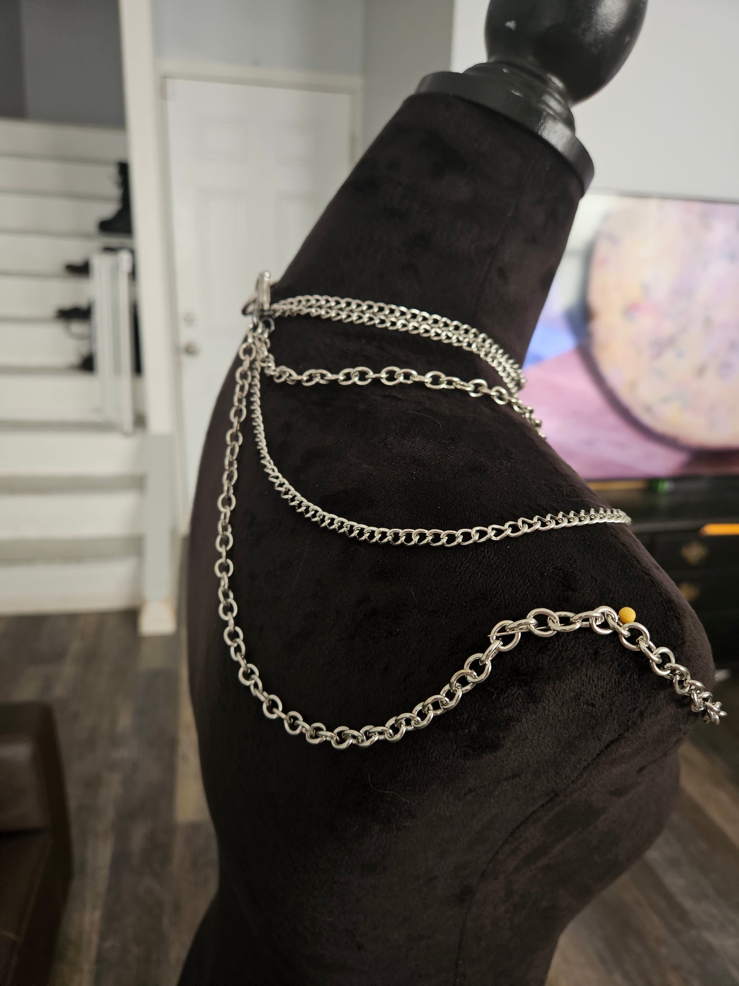 Crossed shoulder harness